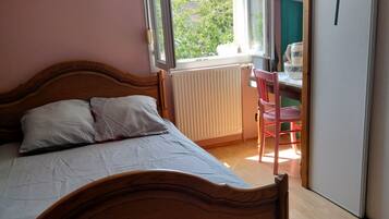 4 Schlafzimmer, Schreibtisch, Bügeleisen/Bügelbrett, Reisekinderbett
