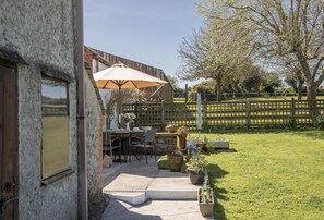 Outdoor dining - Roseland Cottage is a beautifully renovated two-bedroom barn conversion, exuding charm and nestled i (Truro)