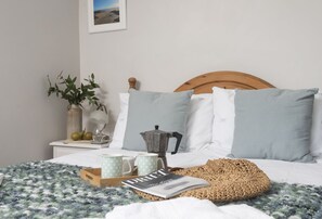 2 bedrooms, iron/ironing board, travel cot, WiFi - Roseland Cottage is a beautifully renovated two-bedroom barn conversion, exuding charm and nestled i (Truro)