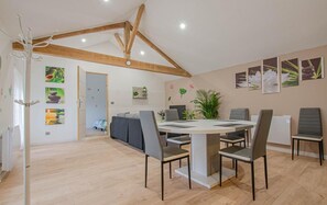 Dining - In the countryside between Lac du Der and the lakes and forests of the Orient, Le martin pecheur  (Joncreuil)