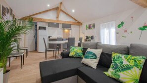 Fernseher, Kamin, Bücher