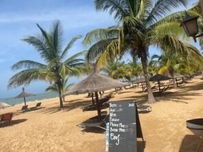 Chaises longues, serviettes de plage