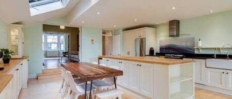 Kühlschrank, Mikrowelle, Ofen, Geschirrspüler