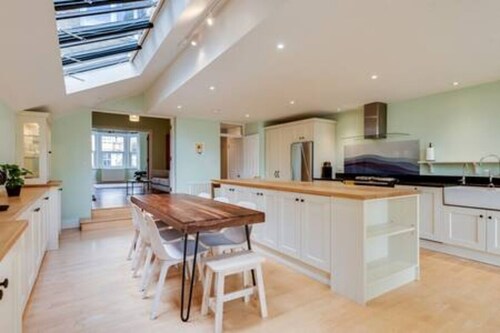 Summertown 4-BR Family Home - Bright & Spacious
