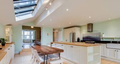 Summertown 4-BR Family Home - Bright & Spacious