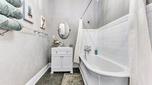 Shower, hair dryer, bidet, towels - Massive 6 Bedroom Downtown Home
 (Bryan)