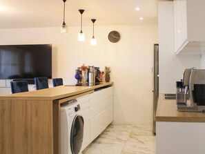 Refrigerador, microondas, horno y lavavajillas 