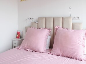 2 chambres, fer et planche à repasser, Wi-Fi, draps fournis