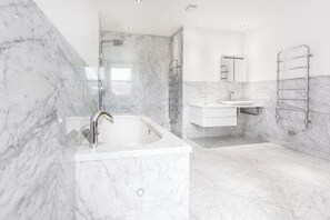 Dusche, Haartrockner, Bidet, Handtücher