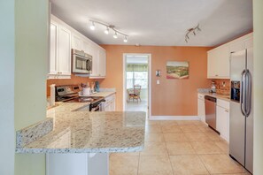 Fridge, microwave, oven, stovetop - Ormond Beach Bungalow: Close to Ocean & Daytona (Ormond Beach)