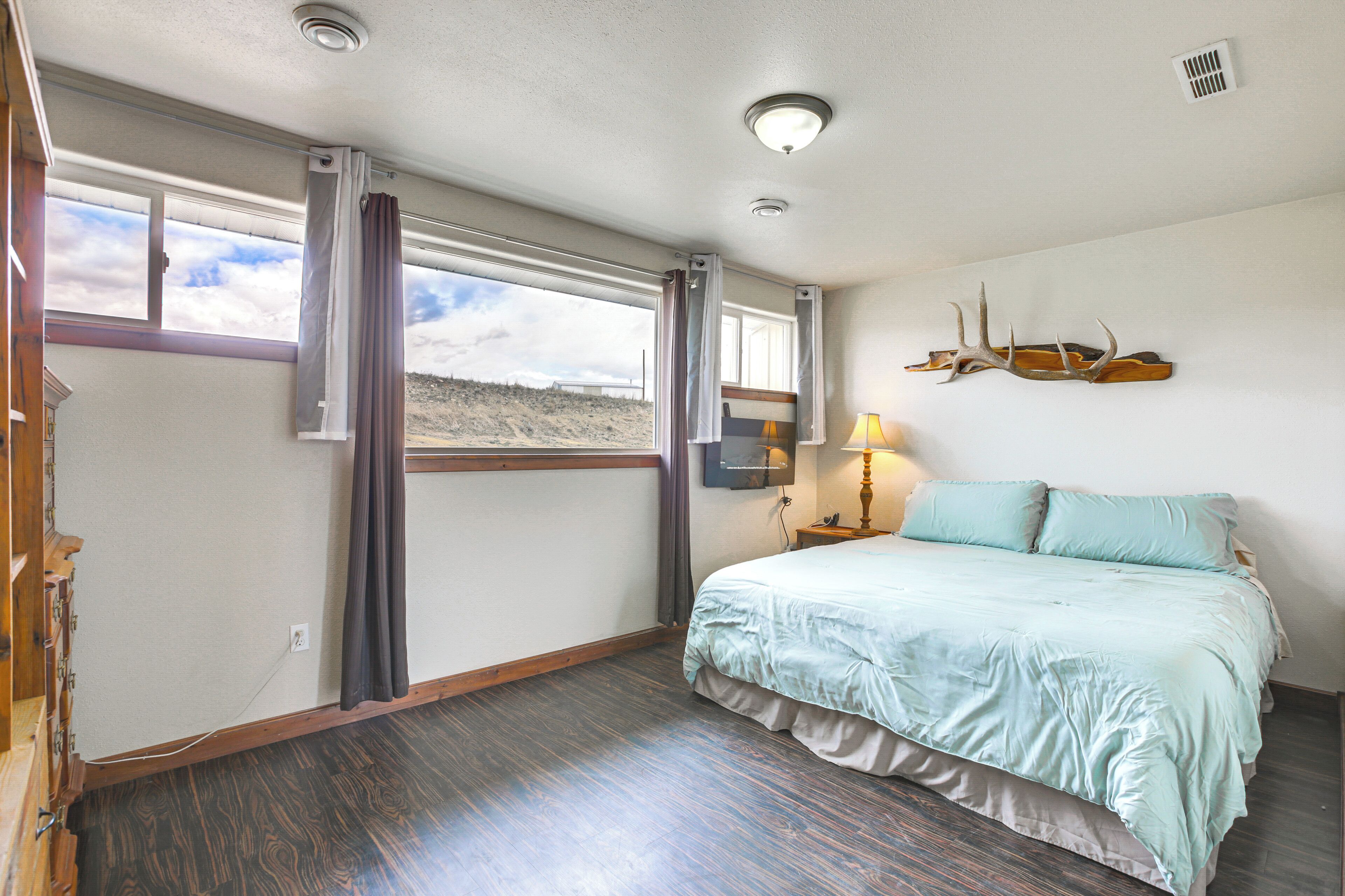 2 bedrooms, desk, iron/ironing board, WiFi