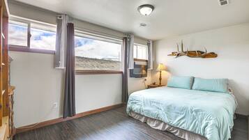 2 bedrooms, desk, iron/ironing board, WiFi