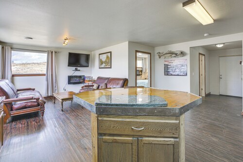 2 Mi to Dtwn Buffalo: Mtn-View Retreat w/ Patio!