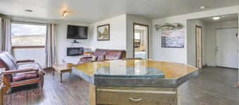 2 Mi to Dtwn Buffalo: Mtn-View Retreat w/ Patio!