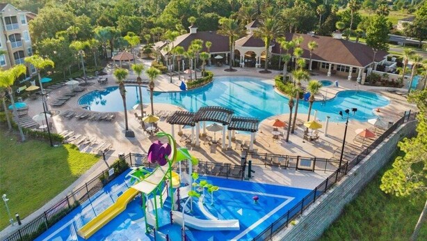 Ein Resort mit mehreren Swimmingpools, Wasserrutschen und Liegebereichen, umgeben von Palmen.