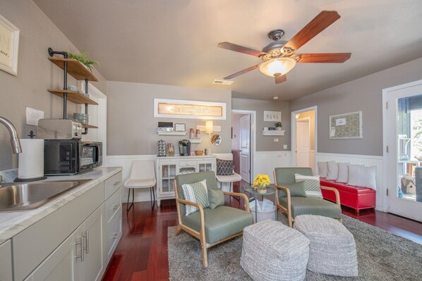 Smart TV, chimenea, reproductor de DVD y libros 