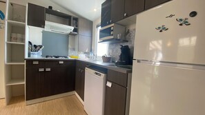 Mikrovågsugn, spishäll och diskmaskin