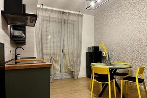 Kylskåp, mikrovågsugn, ugn och spishäll