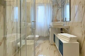 Hårtørrer, bidet, håndklæder, Sæbe