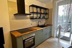 Frigorífico, microondas, horno y placa de cocina