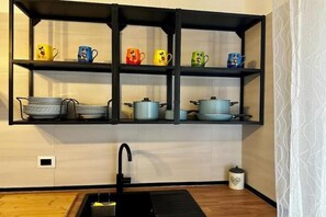 Kylskåp, mikrovågsugn, ugn och spishäll