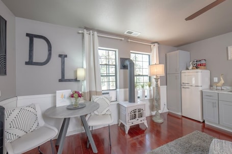 Innenbereich. Luxurious King Suite Crazy Loon