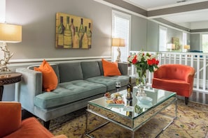 TV, fireplace, books - Ambrose Bierce House (Saint Helena)