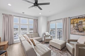 Smart TV, video games, books - Sleeps 24, HotTub, Pool, Steps 2 Beach, 2 Rooftop Tubs, 2 Kitchens, 2 Masters (Destin)