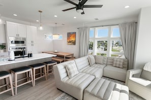 Smart TV, video games, books - Sleeps 24, HotTub, Pool, Steps 2 Beach, 2 Rooftop Tubs, 2 Kitchens, 2 Masters (Destin)