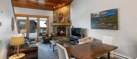 Televisión, chimenea, reproductor de DVD y oficina