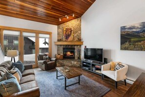 TV, lareira, DVD player, escritórios