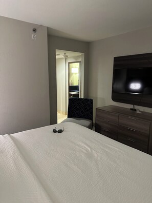 2 bedrooms, iron/ironing board, WiFi, bed sheets - A Spacious, Cozy Escape, seconds from Brownwood Sq. In The Heart of The Villages (Wildwood)