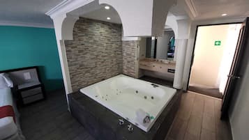 Superior Room | Bathroom | Jetted bath, towels