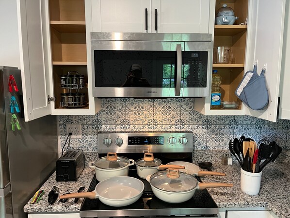 Geladeira, micro-ondas, fogão, cooktop