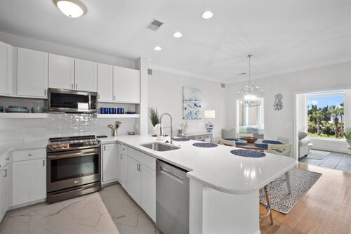 NEW! Veranda Sunsets & Million Dollar Views- One Small Pet Considered