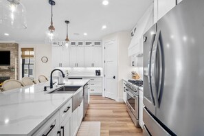 Een oven, een koffiezetapparaat/waterkoker, een kinderstoel