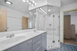 Shower, towels - Oceanfront, Steps from the beach, 706 Whiting (Fripp Island)