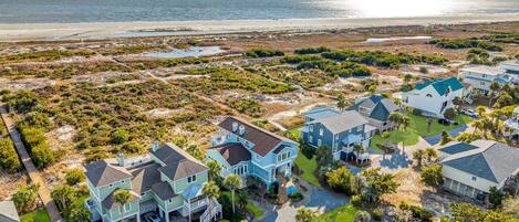 Une zone résidentielle côtière comprenant des maisons, une plage et un paysage marécageux.