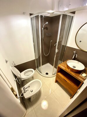 Serviettes fournies, savon, shampoing, papier toilette