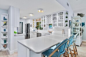 Een koelkast, een microgolfoven, een oven, een kookplaat