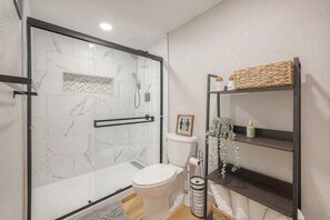 Een douche, een haardroger, handdoeken, zeep