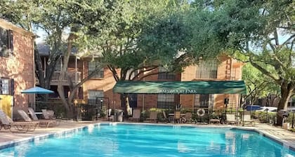 Cozy Oasis Apt - In Med Center & NRG