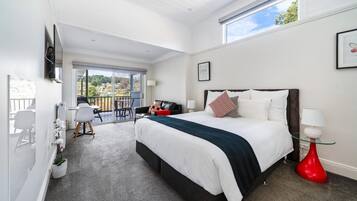 Estudio, 1 cama de matrimonio grande, balcón, vistas al lago | Caja fuerte, tabla de planchar con plancha, wifi gratis y ropa de cama