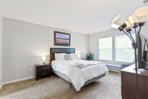 4 室のベッドルーム、デスク、アイロン / アイロン台、旅行用ベビーベッド