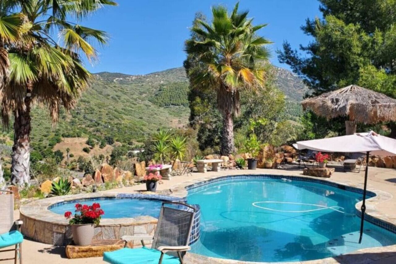 276A) Relaxing Pool Getaway!