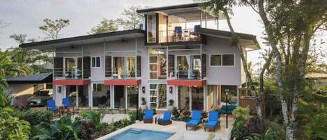 المنشأة من الخارج