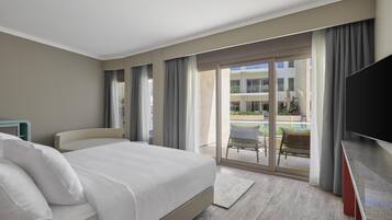 Chambre Deluxe, 1 trÚs grand lit, vue piscine | Literie de qualité supérieure, couette en duvet d'oie, surmatelas