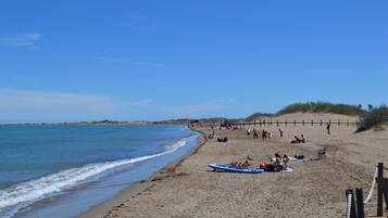 Vlak bij het strand, ligstoelen, strandlakens