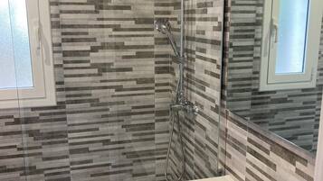 Douche, sĂšche-cheveux, serviettes fournies, papier toilette