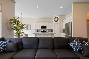 Smart TV, fireplace, offices - Stunning South Kennewick Home (Kennewick)